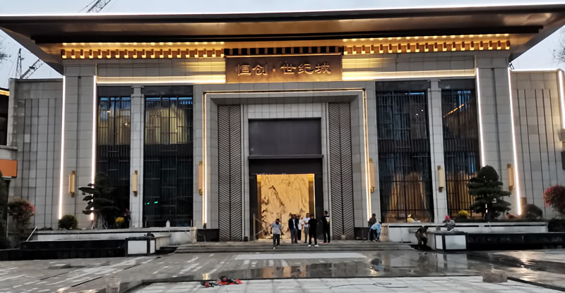 南充銅門廠家 南充恒創世紀城售樓部銅門安裝成功